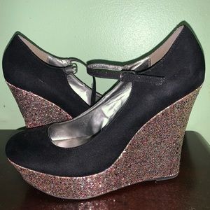 Size 11 Guess wedges.